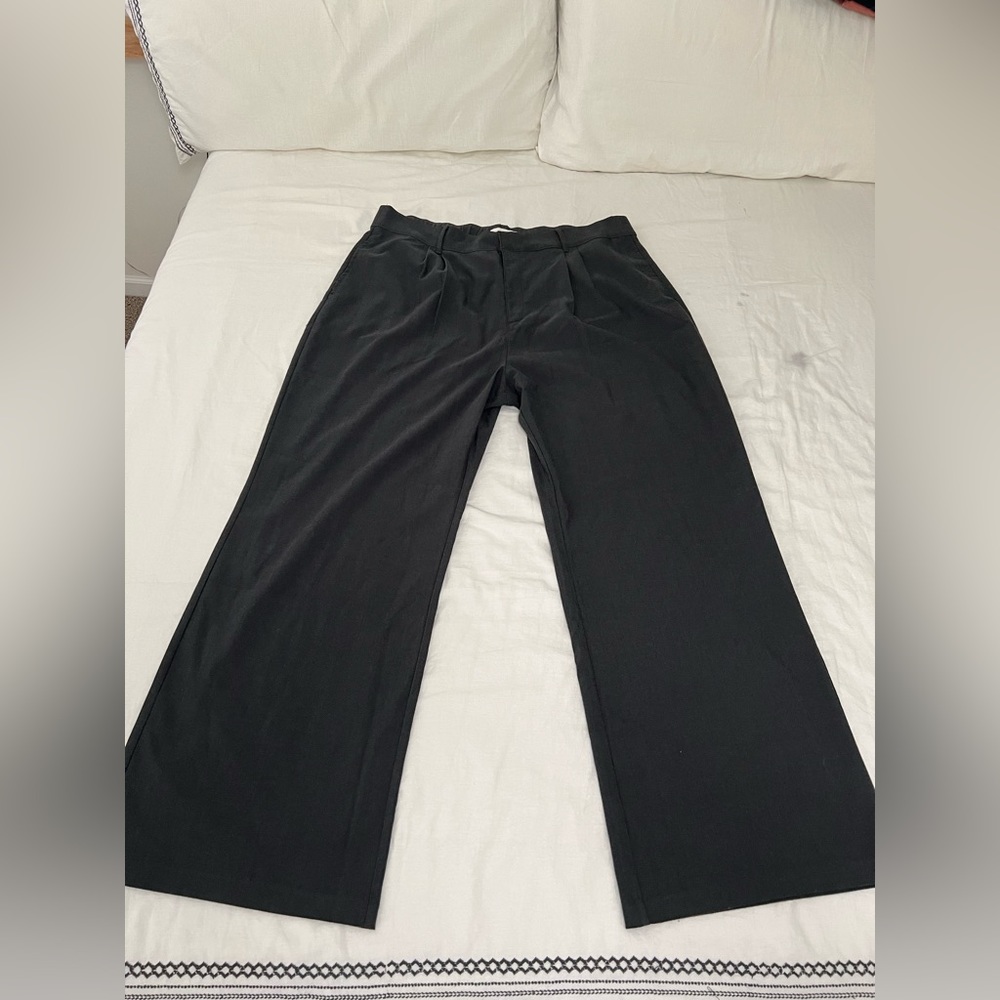 New with tag Abercrombie dress pants. XL long. A charcoal gray color.
